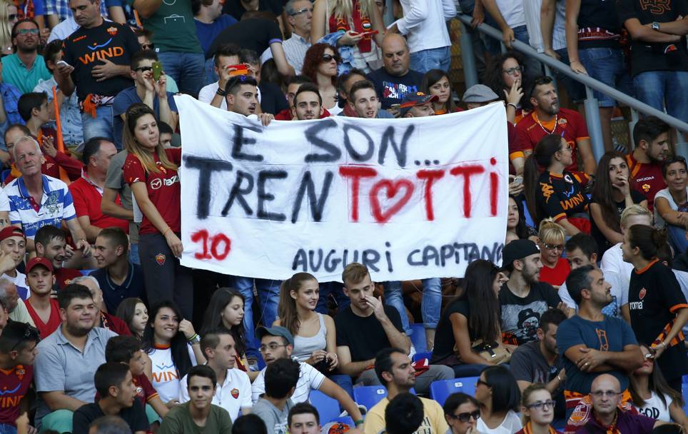 L&#39;Olimpico si scalda e si commuove prima della partita per il compleanno di Francesco Totti, 38 anni e 710 partite da 
